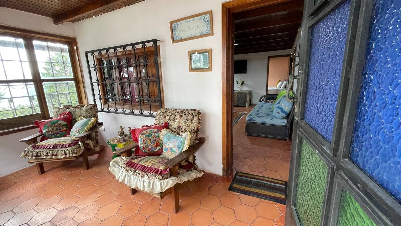 Sala y acceso interior de la Cabana Primavera
